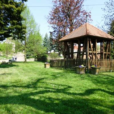 Glockenhäuschen auf dem Dorfplatz im Ortsteil Seidewitz in der Gemeinde Molauer Land © Tom Zeretzke